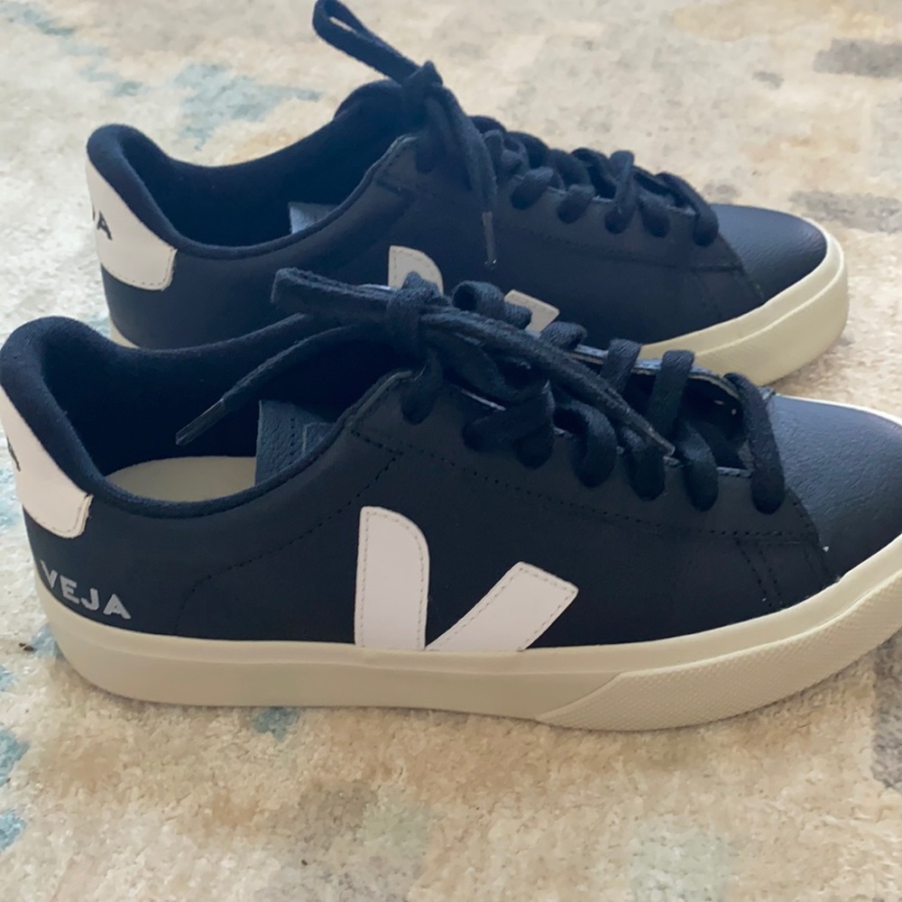 Women’s Veja camp sneakers. Size 8